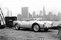 Porsche 550 Spyder vor der Skyline von New York auf dem Weg zur Rennveranstaltung „Carrera Panamericana“ (1953). 